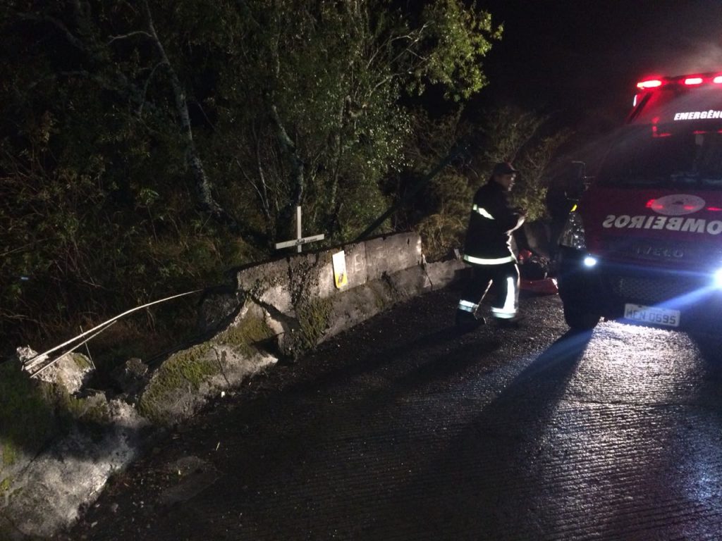 Motorista morre após caminhão cair em abismo na Serra do Rio do Rastro #GraveAcidente
