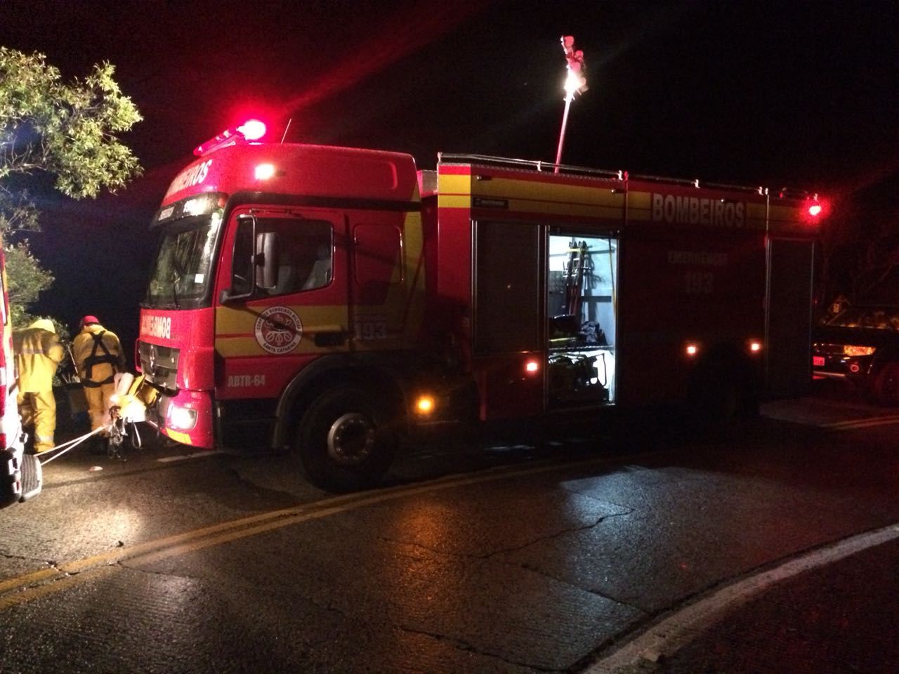 Corpo de motorista de caminhão é resgatado na Serra #AcidentesEmSc