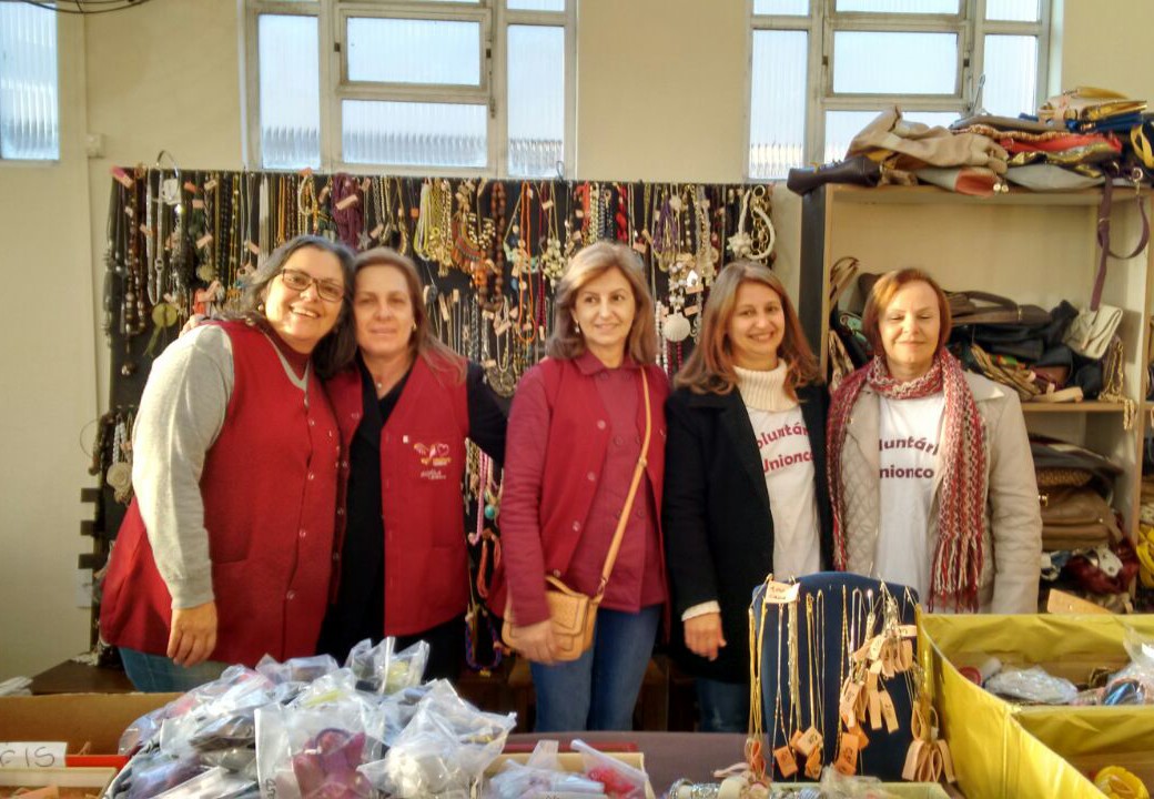 Voluntárias da Oncologia do HNSC, em Tubarão, promovem bazar beneficente