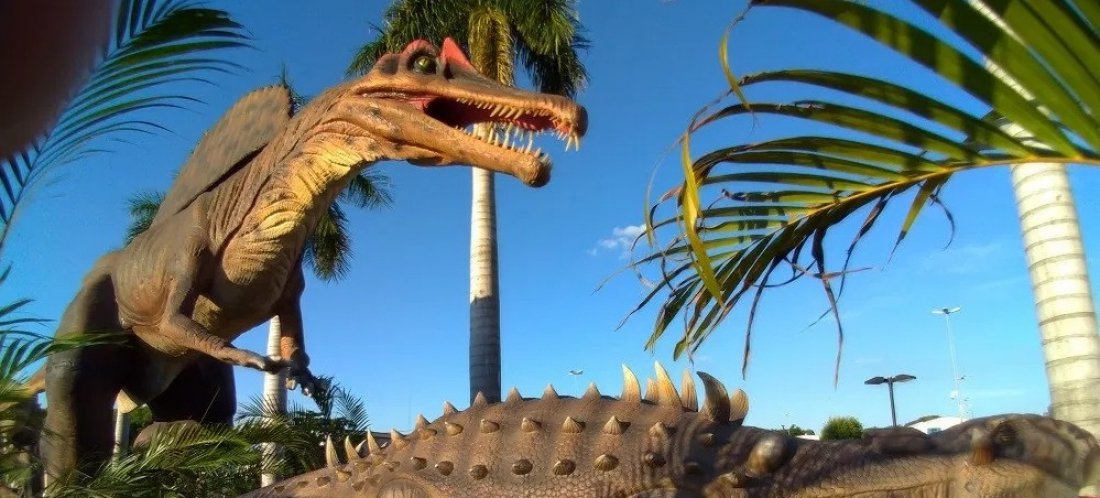 Dinossauros invadem o Farol Shopping com a chegada da Exposição Mundo Jurássico