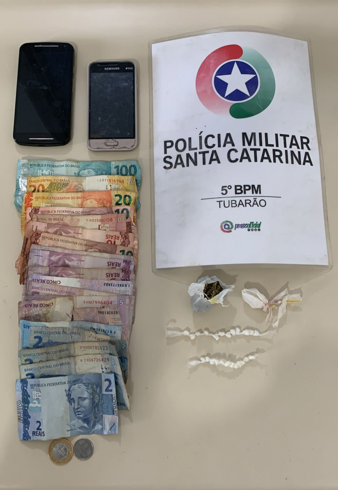 Homem e mulher são presos após serem flagrados traficando em Tubarão