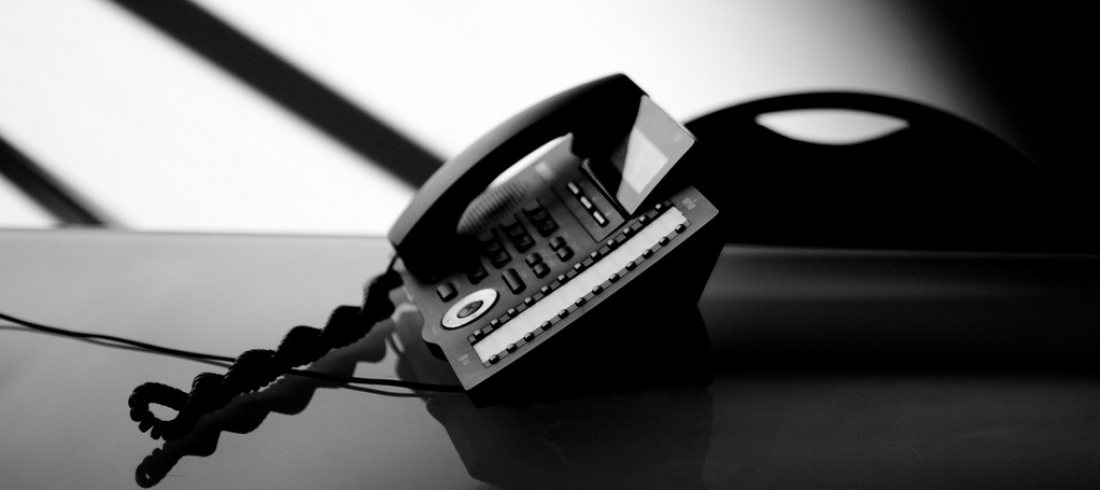 Homicídio: mulher é encontrada enforcada com fio de telefone em Laguna