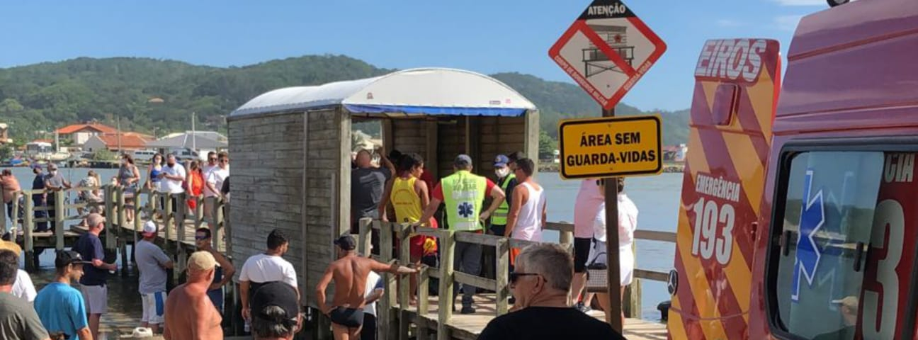 Lancha vira no canal da Barra em Laguna e deixa dois mortos