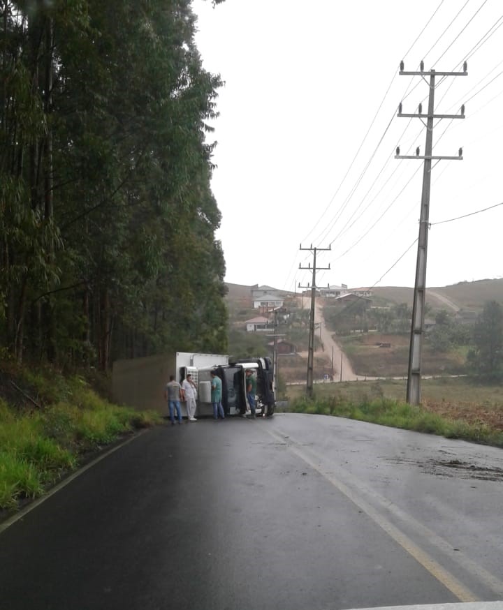 Caminhão tomba em rodovia, em Braço do Norte #Acidente