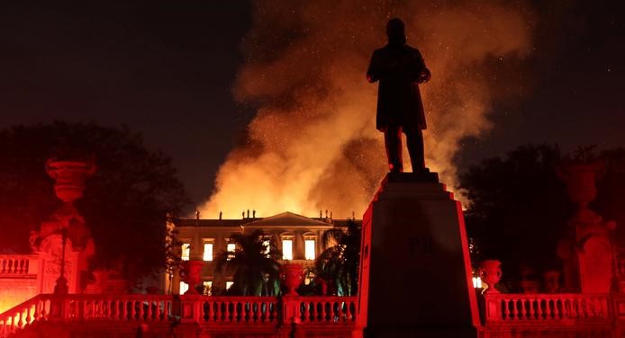 Manifestantes dizem que há desprezo com a ciência em protesto no museu #NoPais