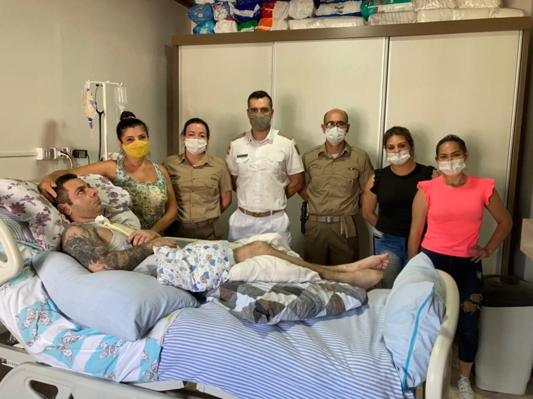 Cabo Jeferson Esmeraldino comemora aniversário junto de colegas de corporação