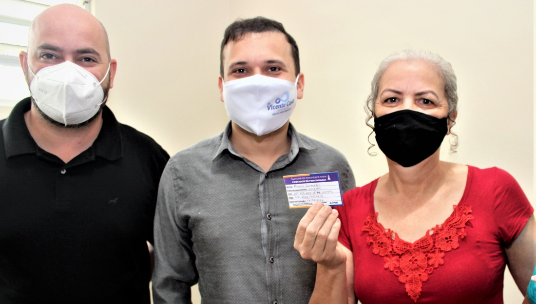 Prefeitura entrega carteirinhas a pacientes com fibromialgia