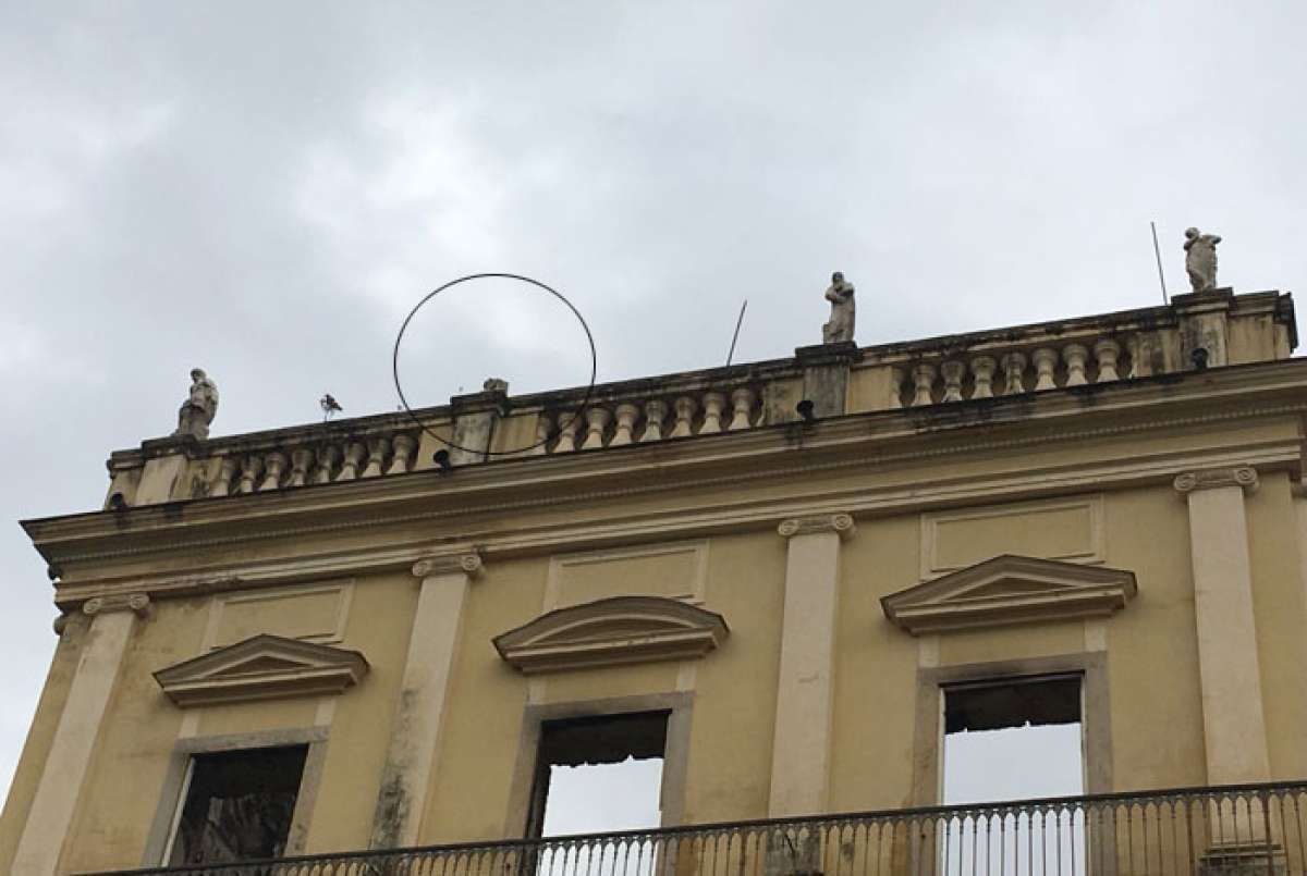 Risco de desabamento interrompe trabalhos no Museu Nacional no RJ #Incendio