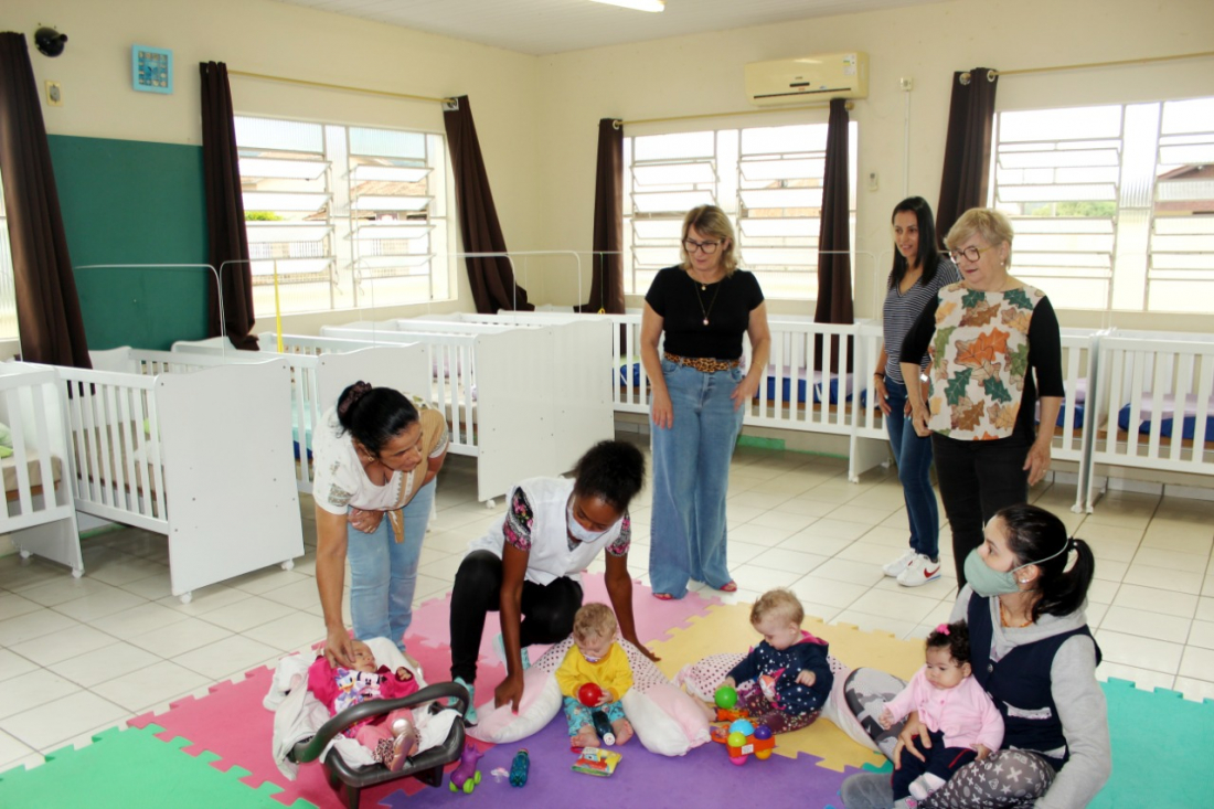 CEIs de Capivari de Baixo ganham novos berços, livros e Smart TVs