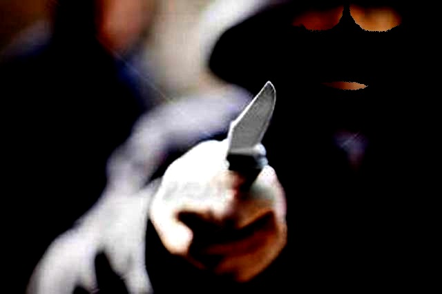 Bandido e vítima entram em luta corporal #RouboContraPessoa