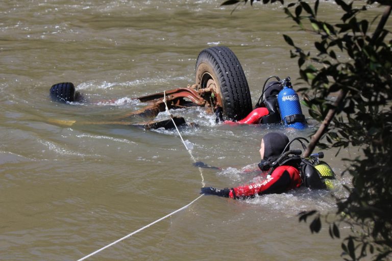 Bombeiros estão à procura de motorista de caminhão encontrado em rio #Acidente