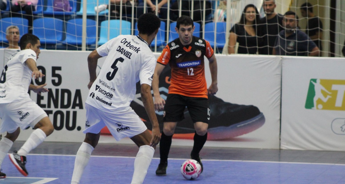 Tubarão Futsal joga domingo no interior do Paraná