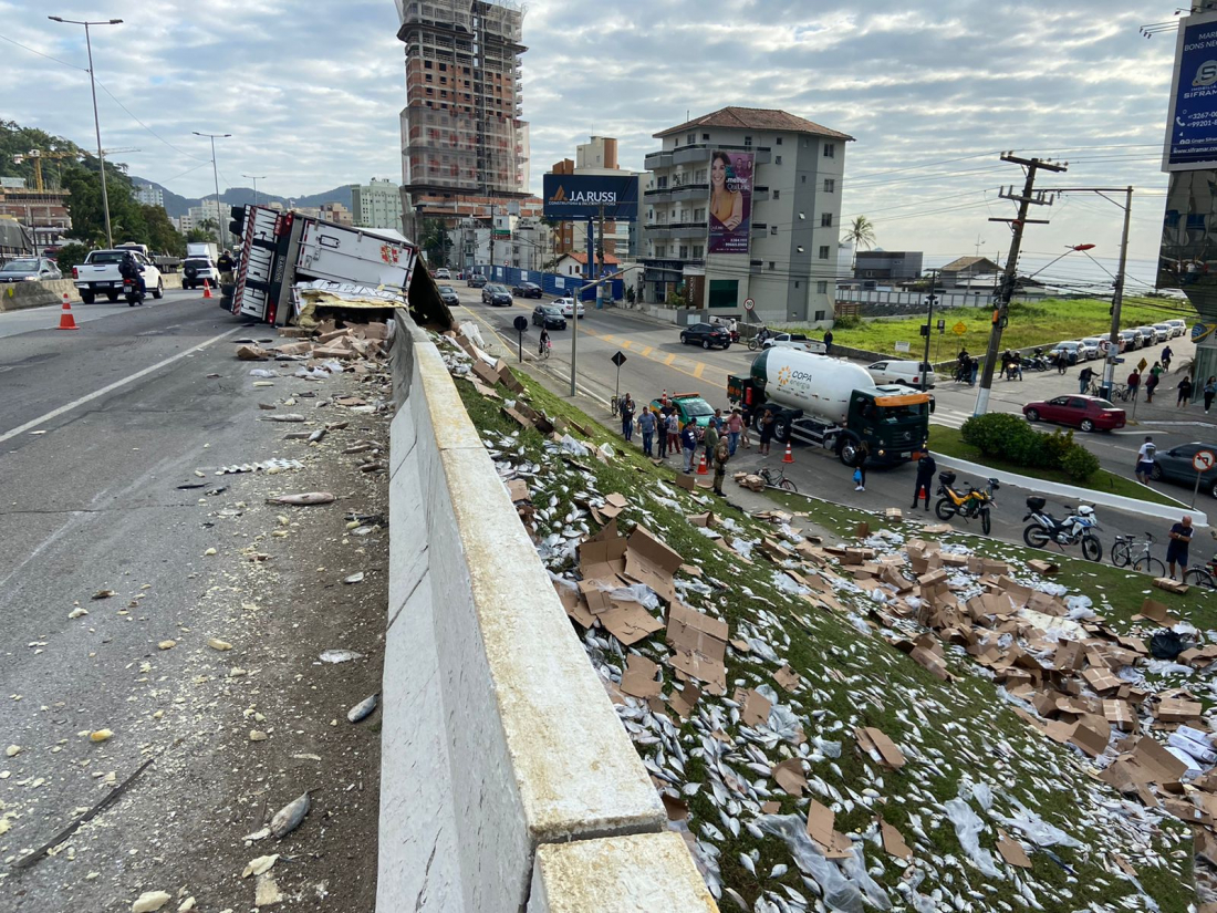 Carreta de Laguna tomba e interdita via em Itapema
