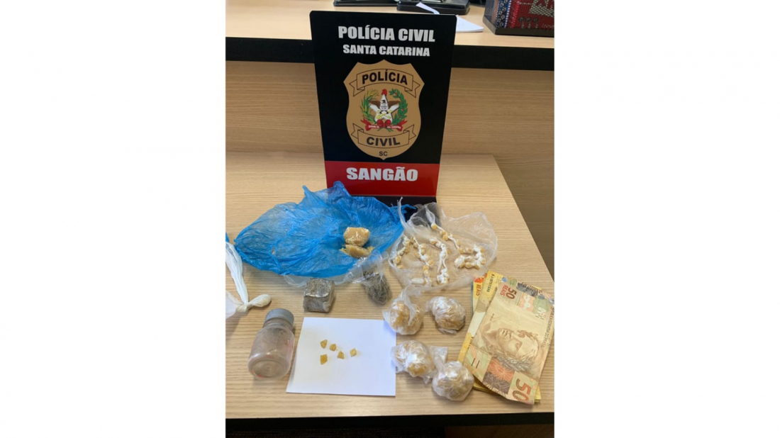 Dois são presos por tráfico de drogas e mais de 400 pedras de crack apreendidas