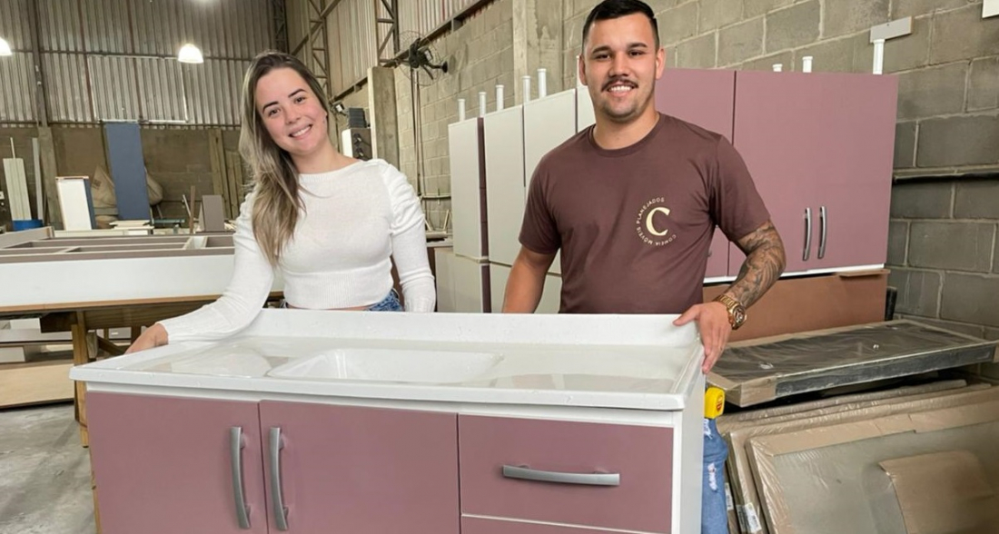 Empresário ajuda atingidos por alagamentos com doação de balcões de cozinha e de banheiro