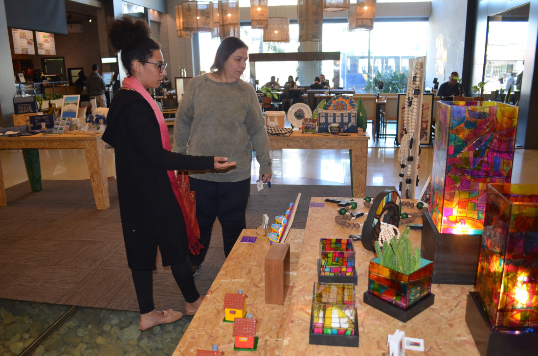 Produtos do programa Tubarão é Mais Criativa estão em exposição no Farol Shopping