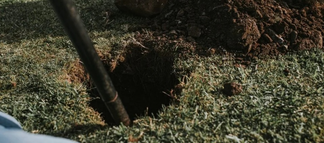 Homem é flagrado em Tubarão enterrando 72 pedras de crack