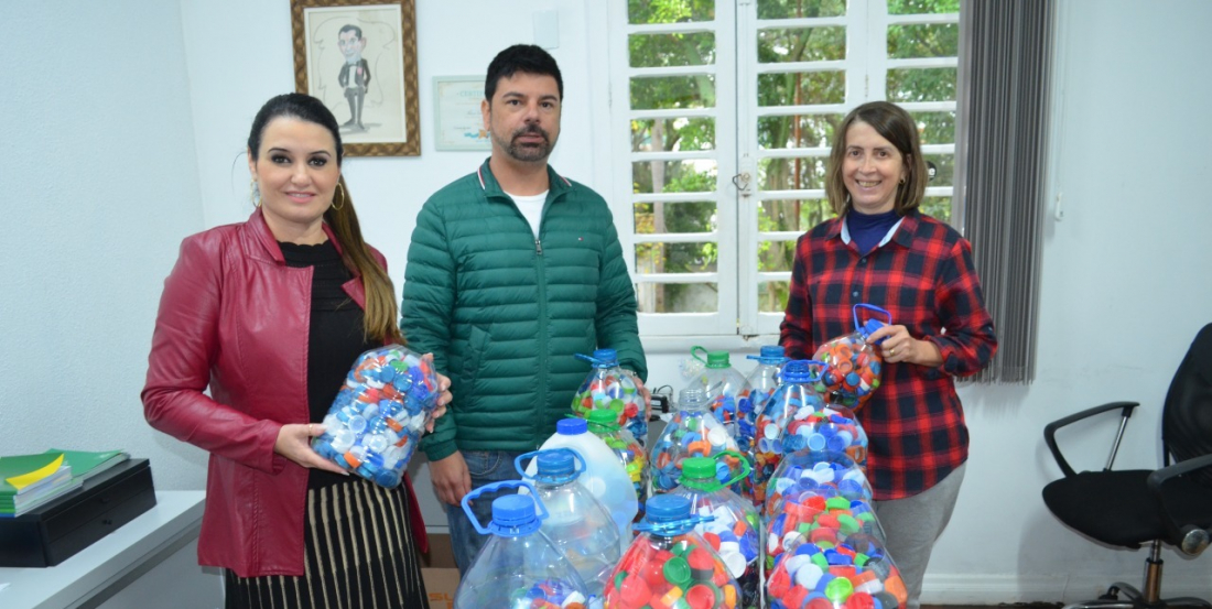 Tampas plásticas de garrafas são repassadas à ONG para financiar castrações