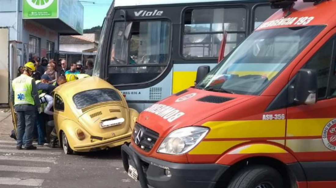 Colisão entre fusca e ônibus deixa um ferido em Capivari de Baixo