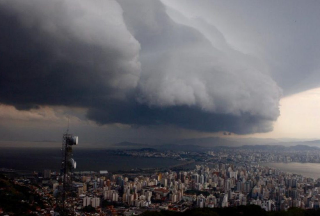 Defesa Civil alerta para temporais com risco de alagamentos e enxurradas para 6 regiões de SC