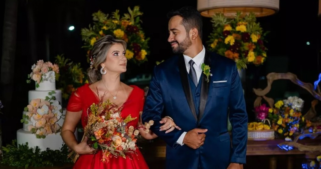 No País: noiva impressiona convidados ao se casar de vermelho