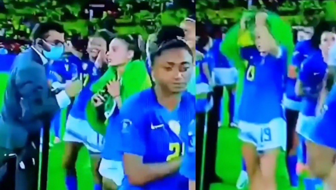 Jogadora é impedida de receber troféu usando a bandeira do Brasil na final da Copa América