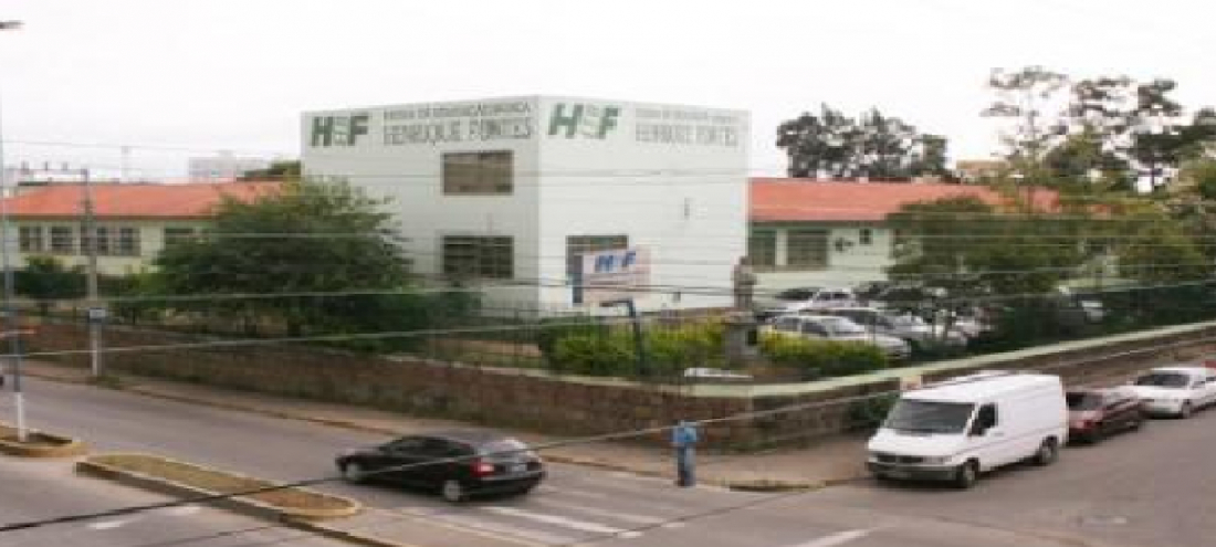 Polícia Militar é chamada para conter briga em escola durante fotos de formatura