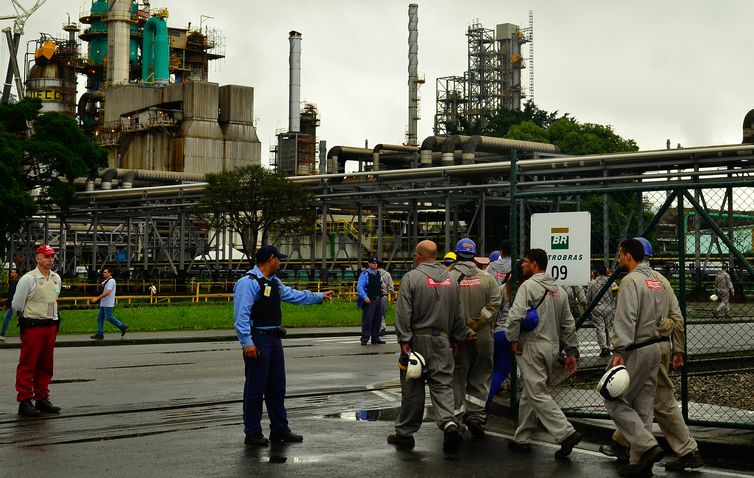 Preço da gasolina nas refinarias da Petrobras sobe 1,02% #Economia