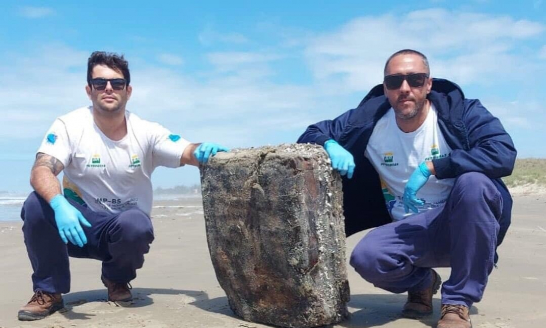 Fardo de borracha de navio nazista é encontrado em praia de Imbituba