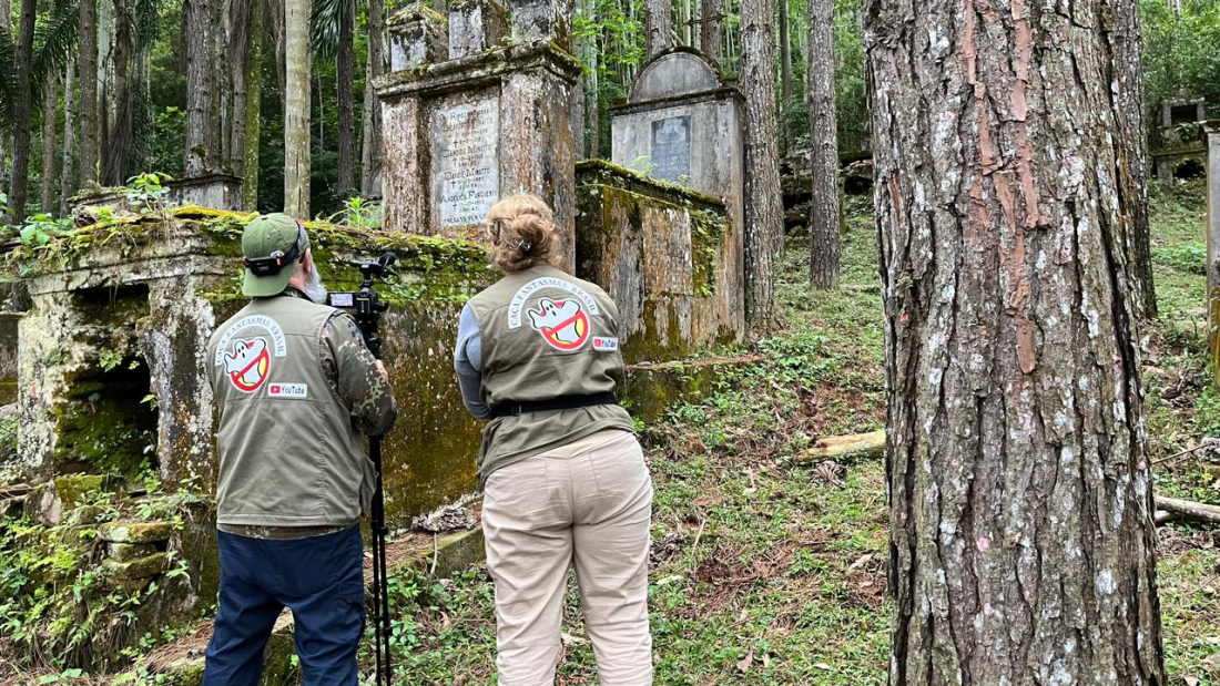 Caça Fantasmas Brasil visita Pedras Grandes e conhece o Cemitério dos Imigrantes e a casa dos Arcos