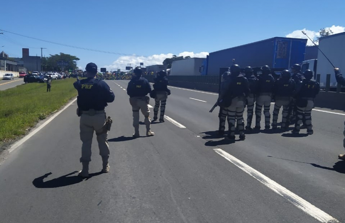 BR-101 em Içara é liberada com uso de choque da PRF