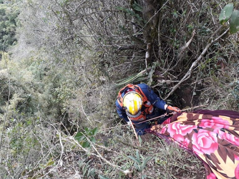 Homem morre ao cair de barranco em trilha na serra #NoEstado