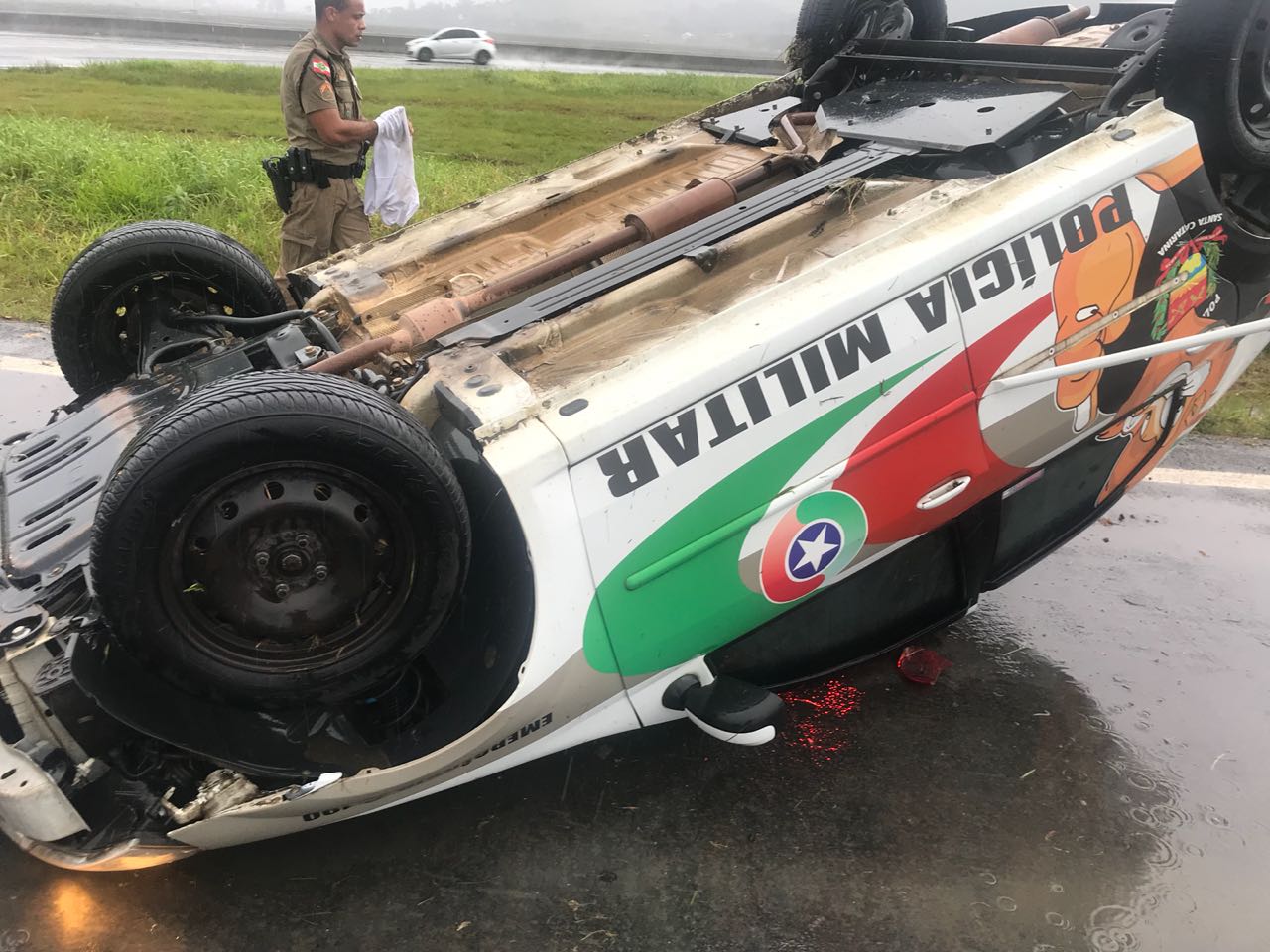 Viatura da Polícia Militar capota na BR-101 em Jaguaruna #Trânsito