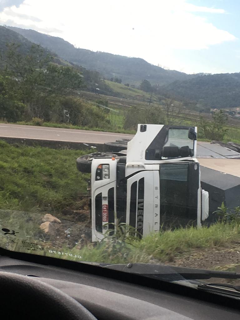 Caminhão será retirado hoje do canteiro central da BR-101