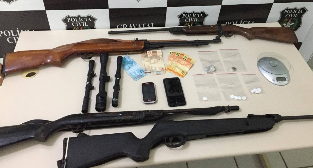 Dupla é presa e farto material de armas artesanais apreendido #TraficoDeDrogas