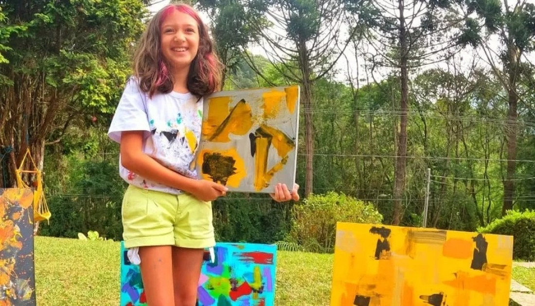 Mundo: brasileira de 9 anos vai expor suas pinturas no Louvre, em Paris