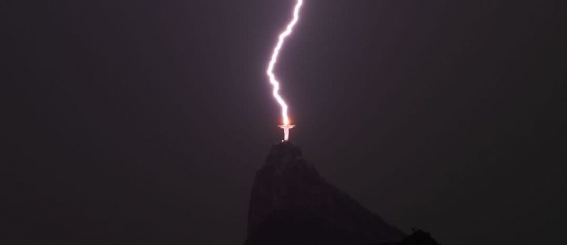 Foto impressionante registra raio atingindo Cristo Redentor no Rio de Janeiro