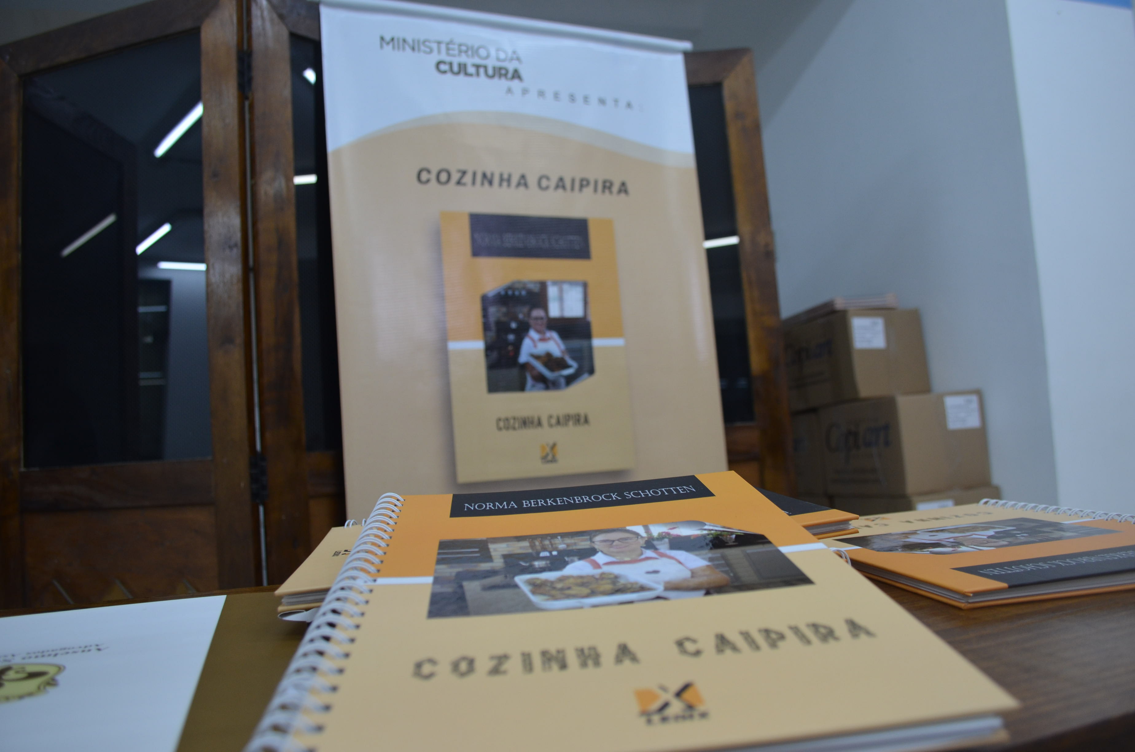 Livro de receitas da cozinha caipira é lançado em Tubarão