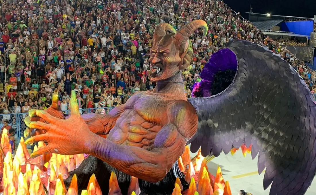 Carro alegórico da Salgueiro gera polêmica após exibir grande escultura de demônio