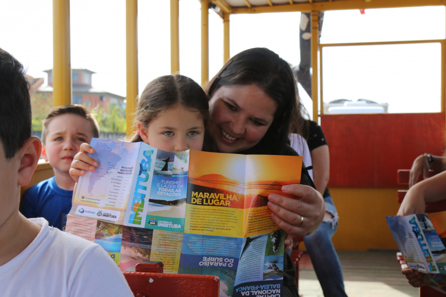 Jardineira leva alegria e conhecimento à criançada em Imbituba