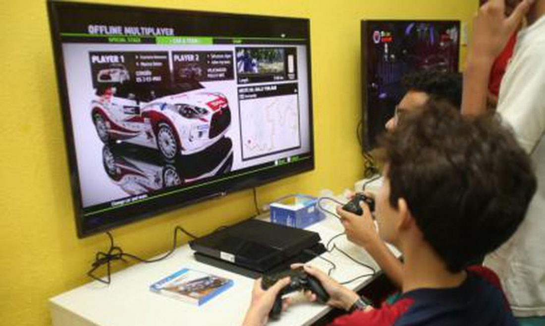 Excesso de telas entre jovens pode causar dores na coluna e puberdade precoce