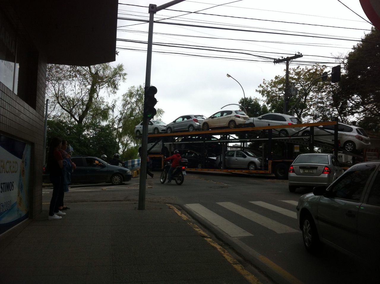 Caminhão fica preso ao tentar fazer manobra em ponte, em Tubarão