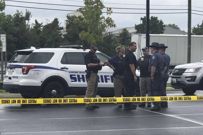 No Mundo: atiradora abre fogo em centro de distribuição e deixa mortos