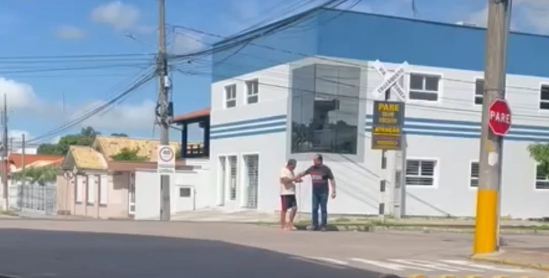 Homem ajuda idoso a atravessar a rua e imagens emocionam