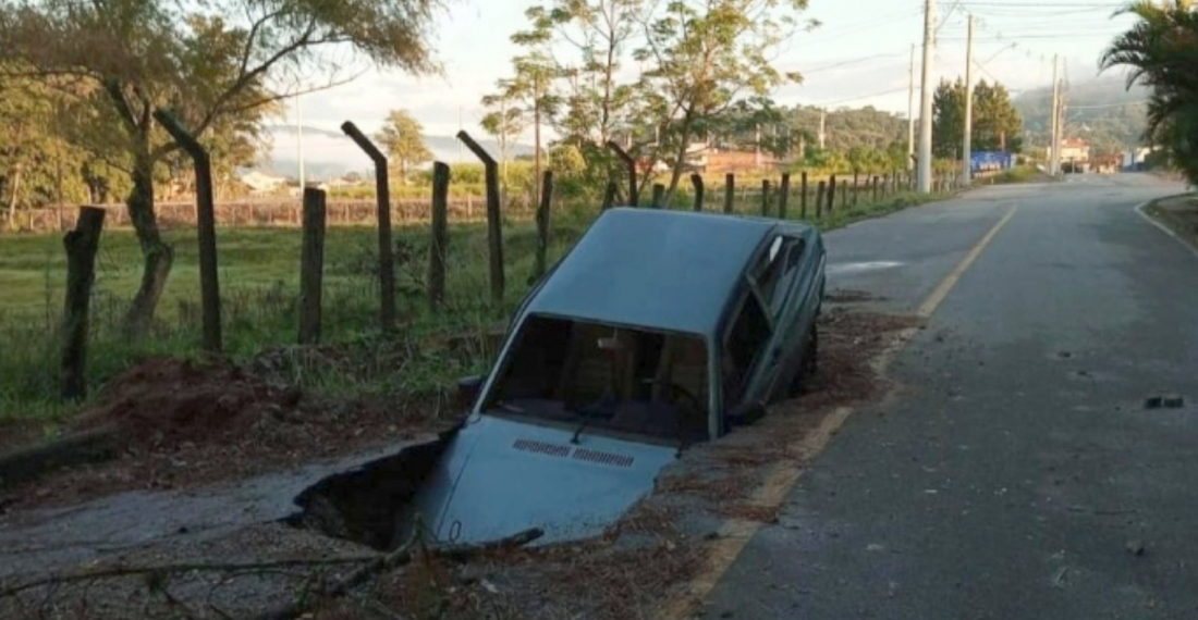 Carro cai em cratera aberta desde dezembro em rua de Tubarão