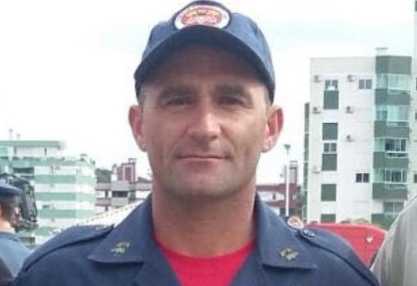 Bombeiro Alexandre está sendo velado pela família