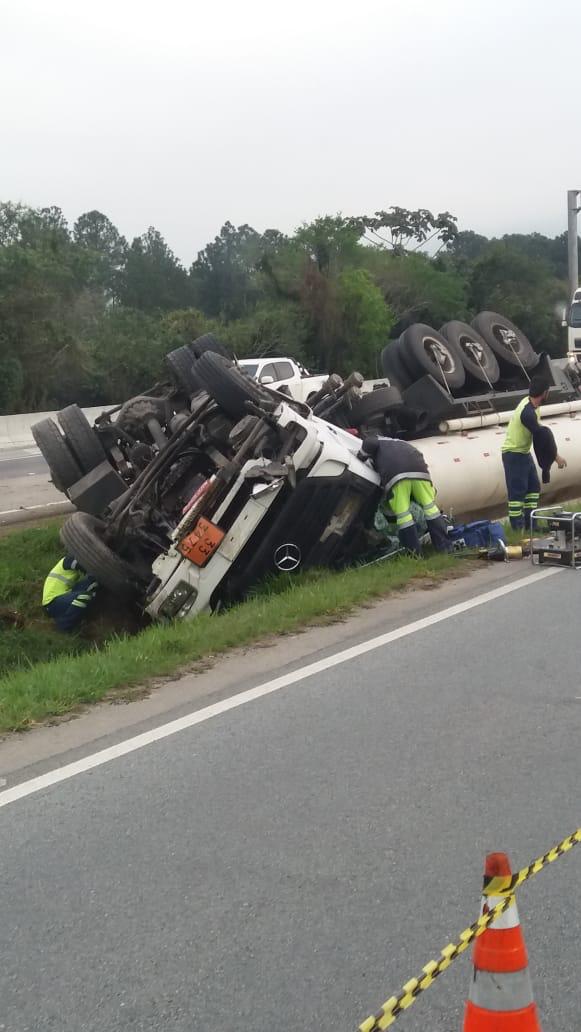 Trânsito: Caminhão de combustível tomba na BR-101 e provoca congestionamentos