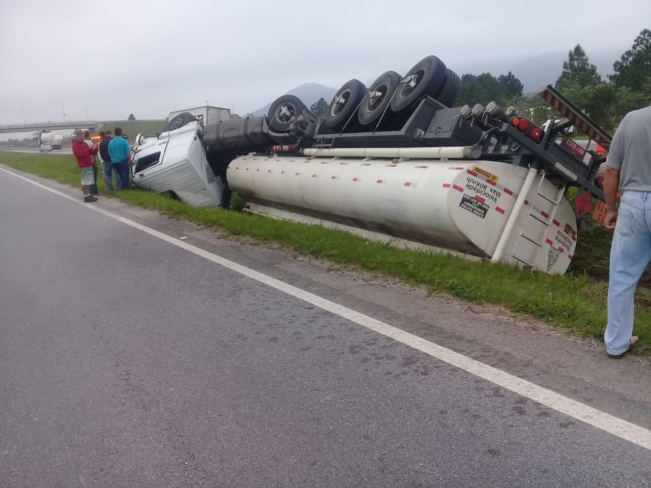 Trânsito: BR-101 em Palhoça deve permanecer interditada até a madrugada