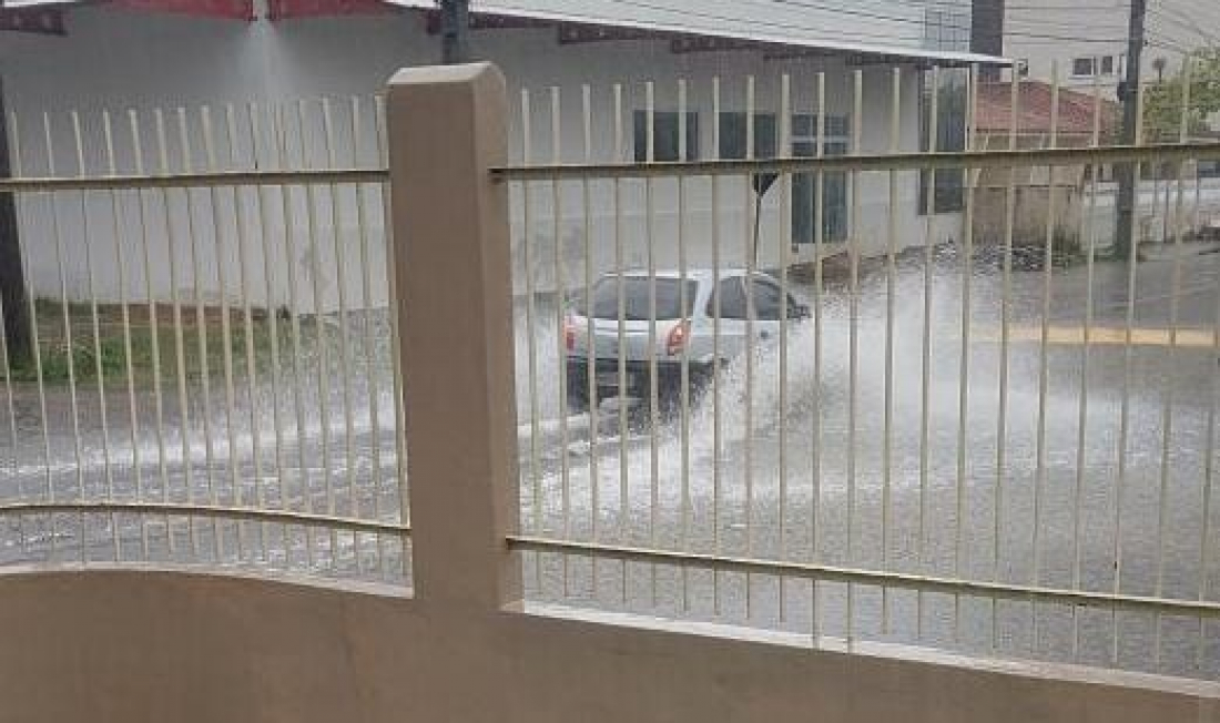 Ruas de Tubarão alagam com fortes chuvas nesta quinta-feira (15)