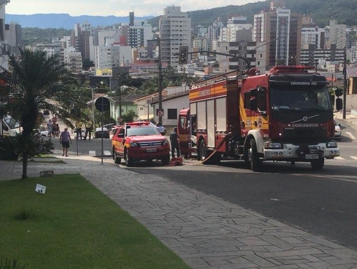 Bombeiros combatem princípio de incêndio em apartamento de Criciúma